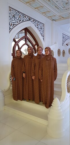 Русские в мечети в Шали