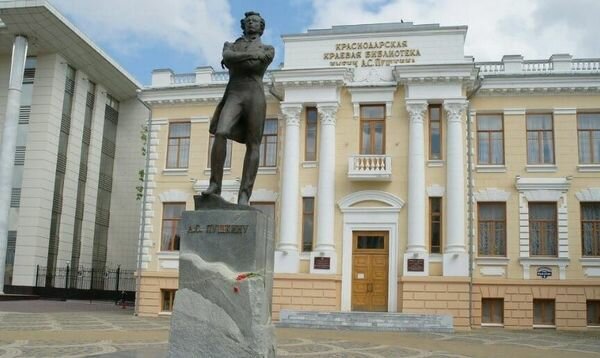 Памятник А.С.Пушкину на площади возле Центральной библиотеки|600pxx358px